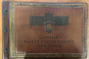 Latvijas Valsts Universitātes Vīru kora albuma vāks. Latvijas Universitātes Muzeja krājums.