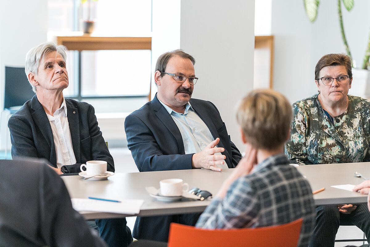No kreisās: LU LVI pētnieks Guntis Zemītis, LU LVI pētnieks Guntis Gerhards, LU LVI Bioarheoloģisko materiālu krātuves vadītāja Gunita Zariņa. © Foto: Toms Grīnbergs, Latvijas Universitātes Komunikācijas departaments