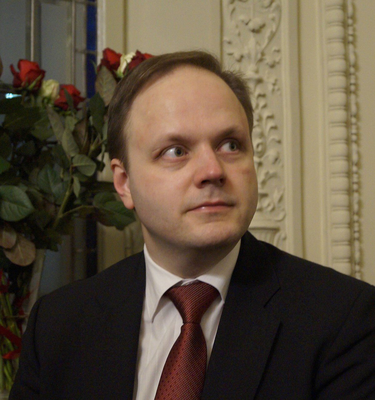 LPSR VDK zinātniskās izpētes komisijas loceklis M. sc. comp. Ilmārs Poikāns 2016. gada 7. decembrī, Kultūras ministrijā, komisijas rakstu 3. sējuma atvēršanā. Kristīnes Lindbergas foto.