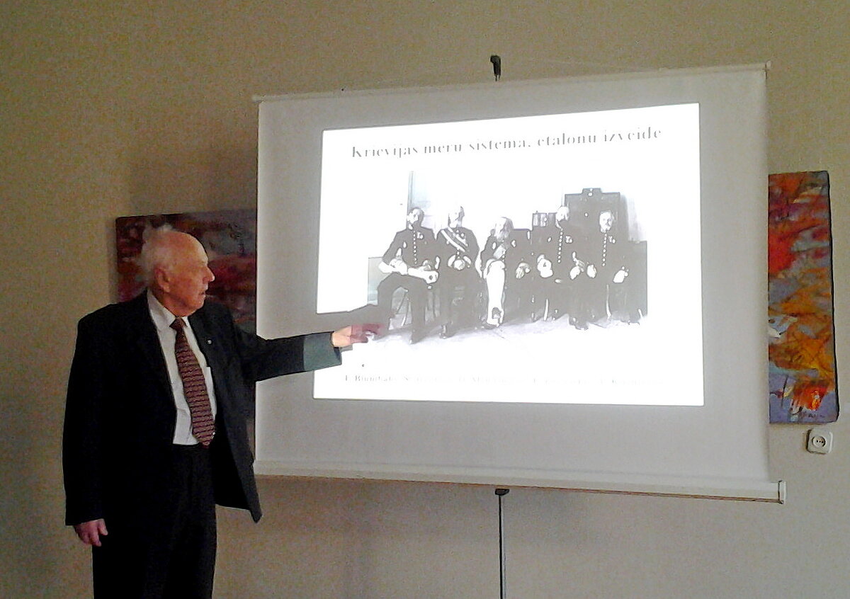 Jānis Klētnieks referē konferencē Talsu muzejā par Blumbahu – metrologu, 26.09.2014. Foto: Ilgonis Vilks