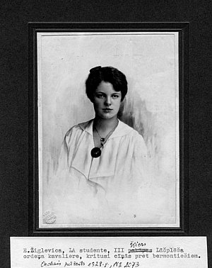 Elzas Žiglevicas portrets - Žiglevica ir vienīgā uz piemiņas plāksnes norādītā Brīvības cīņās kritusī studente, par varonību pēc nāves saņēmusi pēdējo piešķirto Lāčplēša kara ordeni, nezināma autora foto no LU Muzeja krājuma.