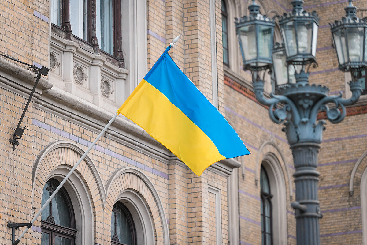 © Foto: Toms Grīnbergs, Latvijas Universitātes Komunikācijas departaments Ukrainas karogs pie Latvijas Universitātes galvenās ēkas