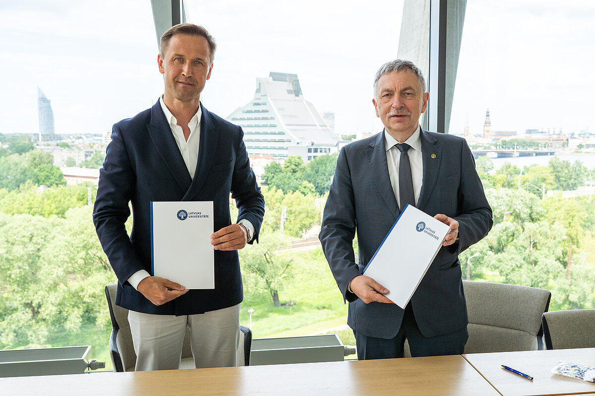 LAF prezidents Henrijs Bukavs un LU rektors Indriķis Muižnieks.
Foto: Kaspars Dobrovolskis