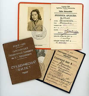 2.att. Latvijas Valsts universitātes Vēstures un filoloģijas fakultātes studentes Aleksandras Abramovičas studenta apliecības. Foto: LU Muzeja krājums, LUM7478, 7479, 7592
