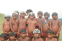 Venecuēlas indiāņu cilts janomami bērni