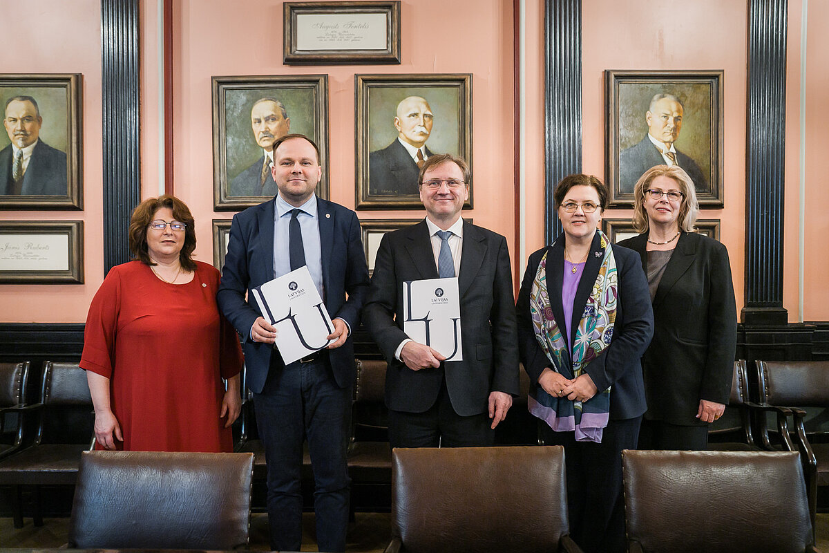 LU un Siguldas novada pašvaldības sadarbības līguma noslēgšana. No kreisās: Siguldas novada Izglītības un sporta pārvaldes vadītāja Solvita Dreimane, domes priekšsēdētājs Linards Kumskis, LU rektors prof. Gundars Bērziņš, LU prorektore Kristīne Strada-Rozenberga, LU Reģionālo studiju nodaļas vadītāja Gunta Kraģe. Foto: Toms Grīnbergs, LU Komunikācijas departaments LU un Siguldas novada pašvaldības sadarbības līguma noslēgšana. No kreisās: Siguldas novada Izglītības un sporta pārvaldes vadītāja Solvita Dreimane, domes priekšsēdētājs Linards Kumskis, LU rektors prof. Gundars Bērziņš, LU prorektore Kristīne Strada-Rozenberga, LU Reģionālo studiju nodaļas vadītāja Gunta Kraģe