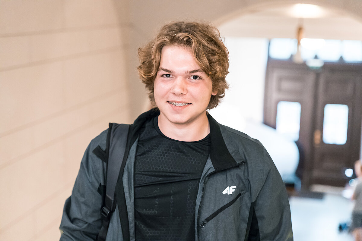 Valters bija viens no pirmajiem reflektantiem, kurš 12. jūlija rītā reģistrējās studijām Latvijas Universitātē. © Foto: Toms Grīnbergs