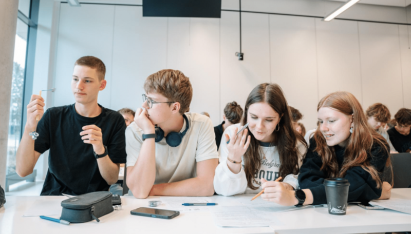 Jauno Fiziķu skola atklāj 16. sezonu ar rekordlielu dalībnieku skaitu