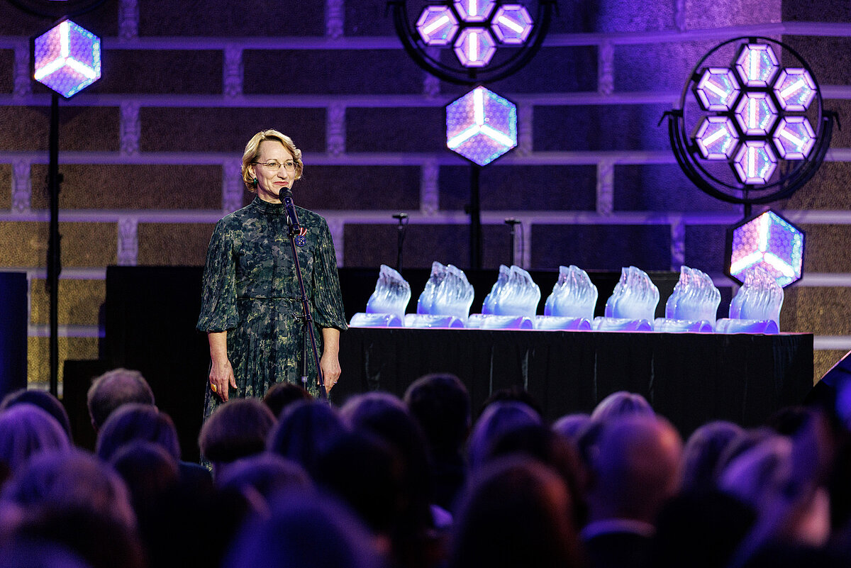 Izglītības un zinātnes ministre Dace Melbārde saka uzrunu ceremonijā