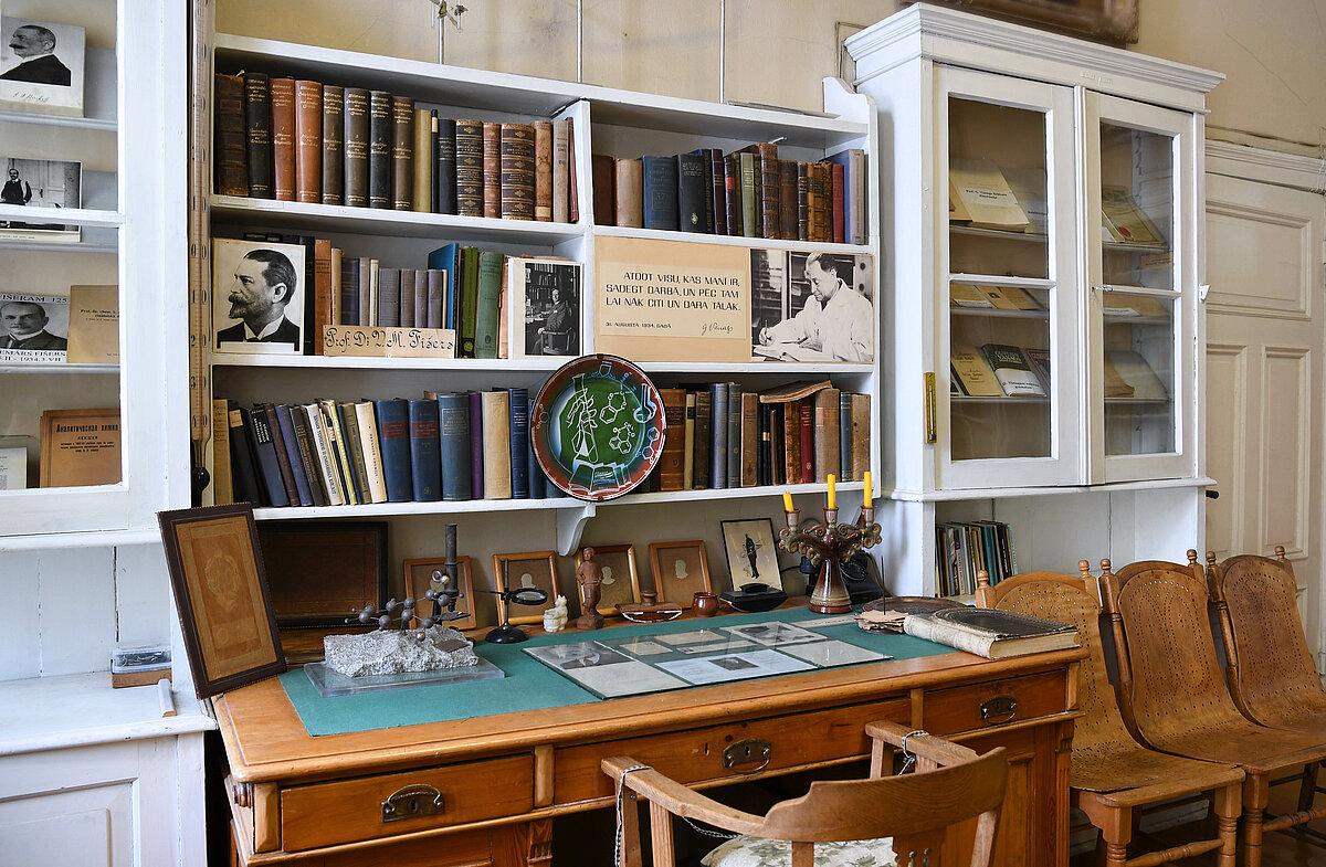 Gustava Vanaga darba galds memoriālajā kabinetā Latvijas ķīmijas vēstures muzejā Kronvalda bulvārī 4. Foto: Sarmīte Livdāne