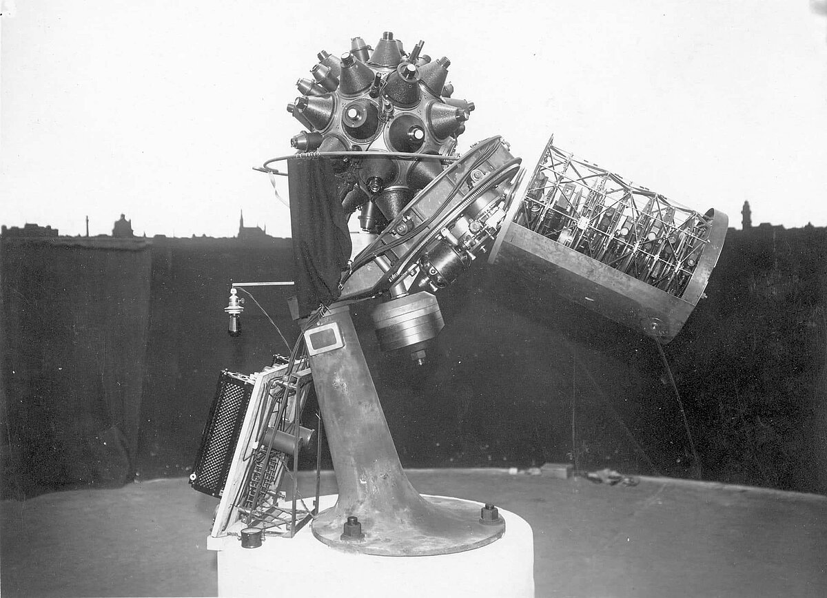 Pasaulē pirmais planetārija projektors, 1923. gads. Carl Zeiss Jena Pasaulē pirmais planetārija projektors, 1923. gads. Carl Zeiss Jena