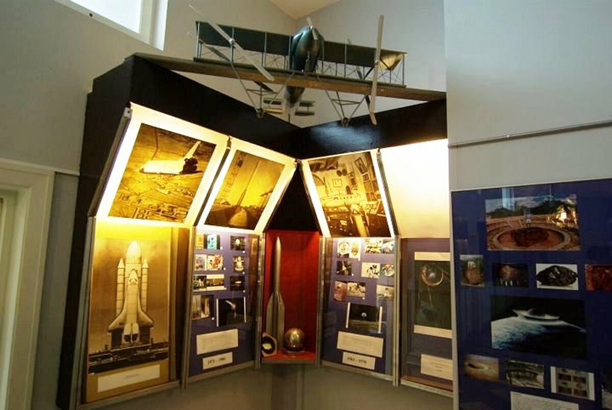 Kosmonautikai veltītā ekspozīcija Raiņa bulvārī. Foto: Gunta Vilka