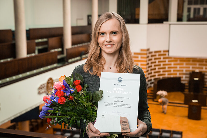 Inga Pudža, saņemot rektora Atzinības rakstu par izcili aizstāvētu promocijas darbu. © Foto: Toms Grīnbergs, Latvijas Universitātes Komunikācijas departaments