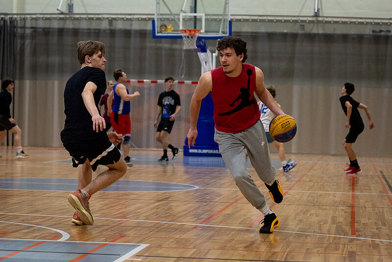 Studentu komandas sacenšas basketbolā