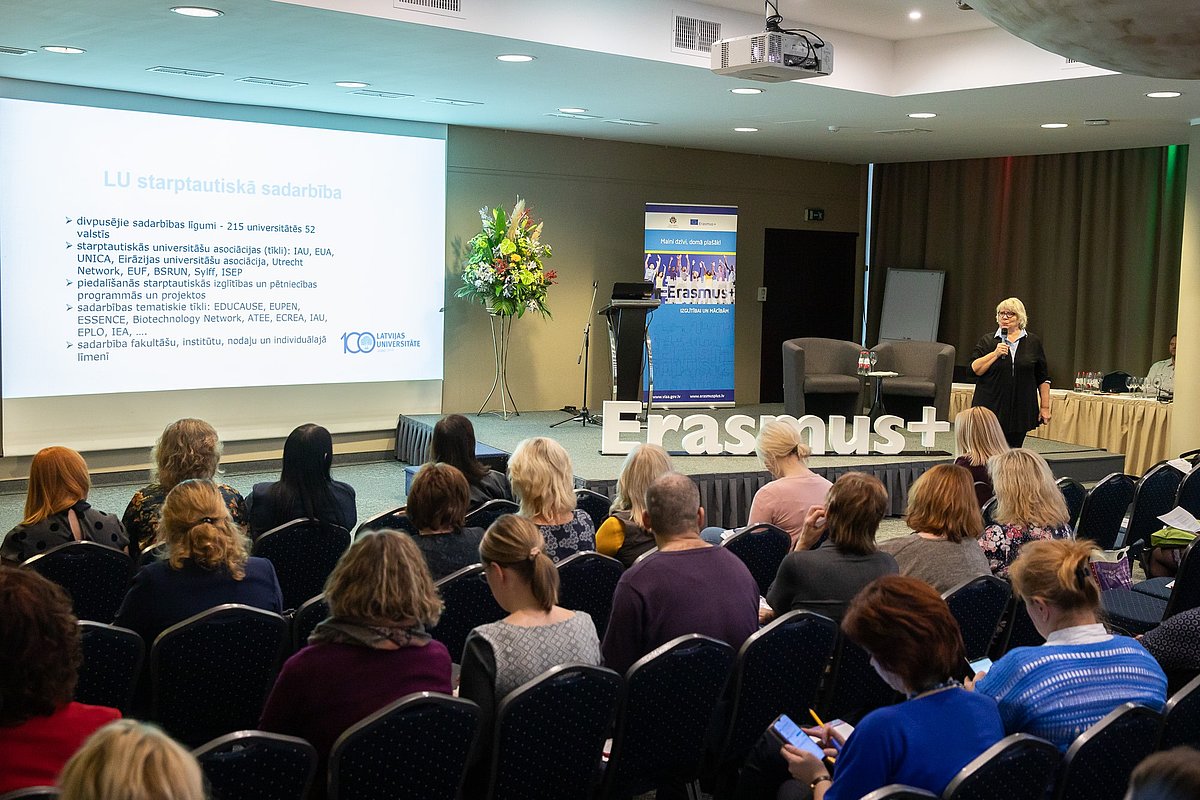 Latvijas Universitātes ārlietu vadītāja Alīne Gržibovska Erasmus+ konferencē.