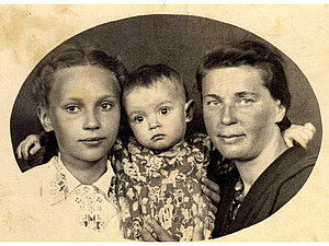 Mārīte (vidū) ar vecāko māsu Irmu un māti Praskovju 1953. gadā. No I. Eglīša personīgā arhīva