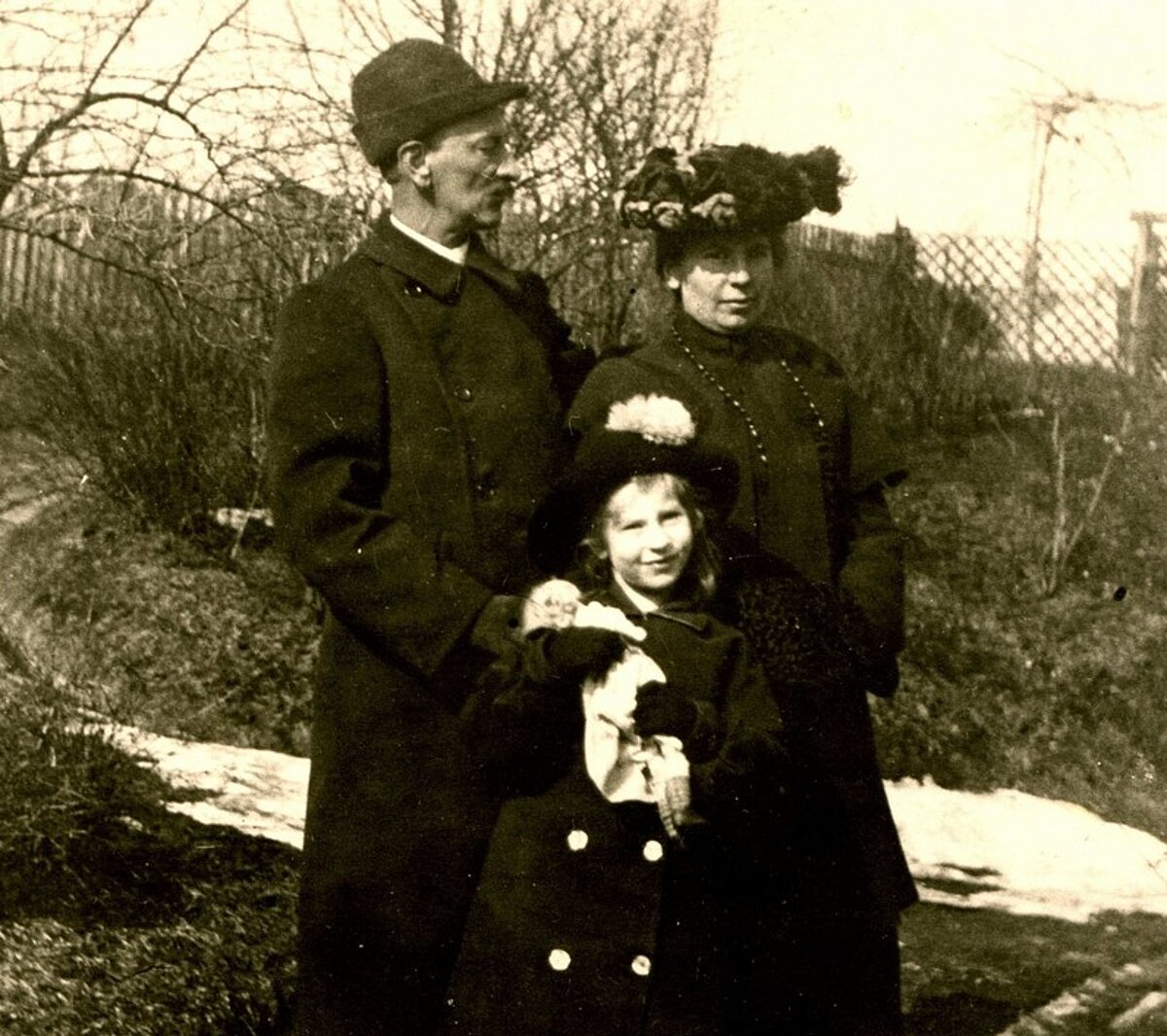 Artūrs Canders ar sievu Bertu un meitu Margaretu mājas dārzā. Attēls no Latvijas Universitātes Muzeja krājuma