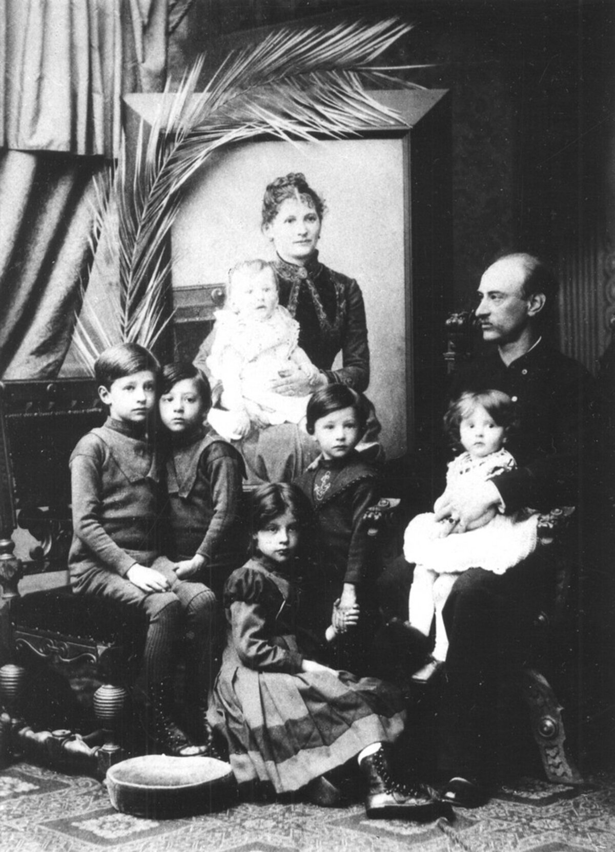 Canderu ģimene, no labās puses Artūrs Canders ar Helēnu, Frīdrihs, Herta, Roberts, Kurts. Attēls no Latvijas Universitātes Muzeja krājuma
