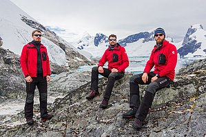 Polārās ekspedīcijas dalībnieki Antarktīdā, no kreisās – Jānis Karušs, Māris Krievāns un Kristaps Lamsters (fotogrāfijas autors: Kristaps Lamsters)