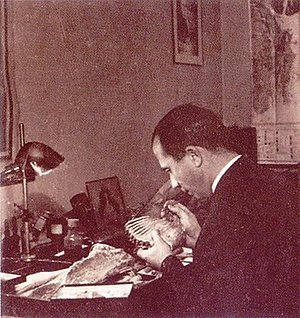 Nikolajs Delle preparē atradumu. Foto: R. Birzgalis, 1937