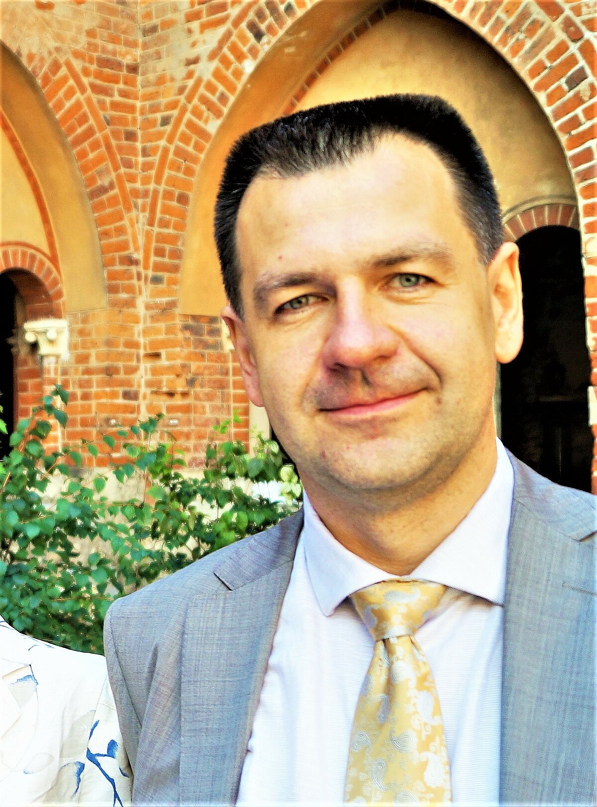 Mg. iur., Mg. psych. Aldis Daugavvanags 2016. gada 12. augustā starptautiskajā zinātniskajā konferencē "Lielais Brālis Tevi Vēro: VDK un tās piesegstruktūras", Doma dārzs, Rīga. Kristīnes Lindbergas foto.