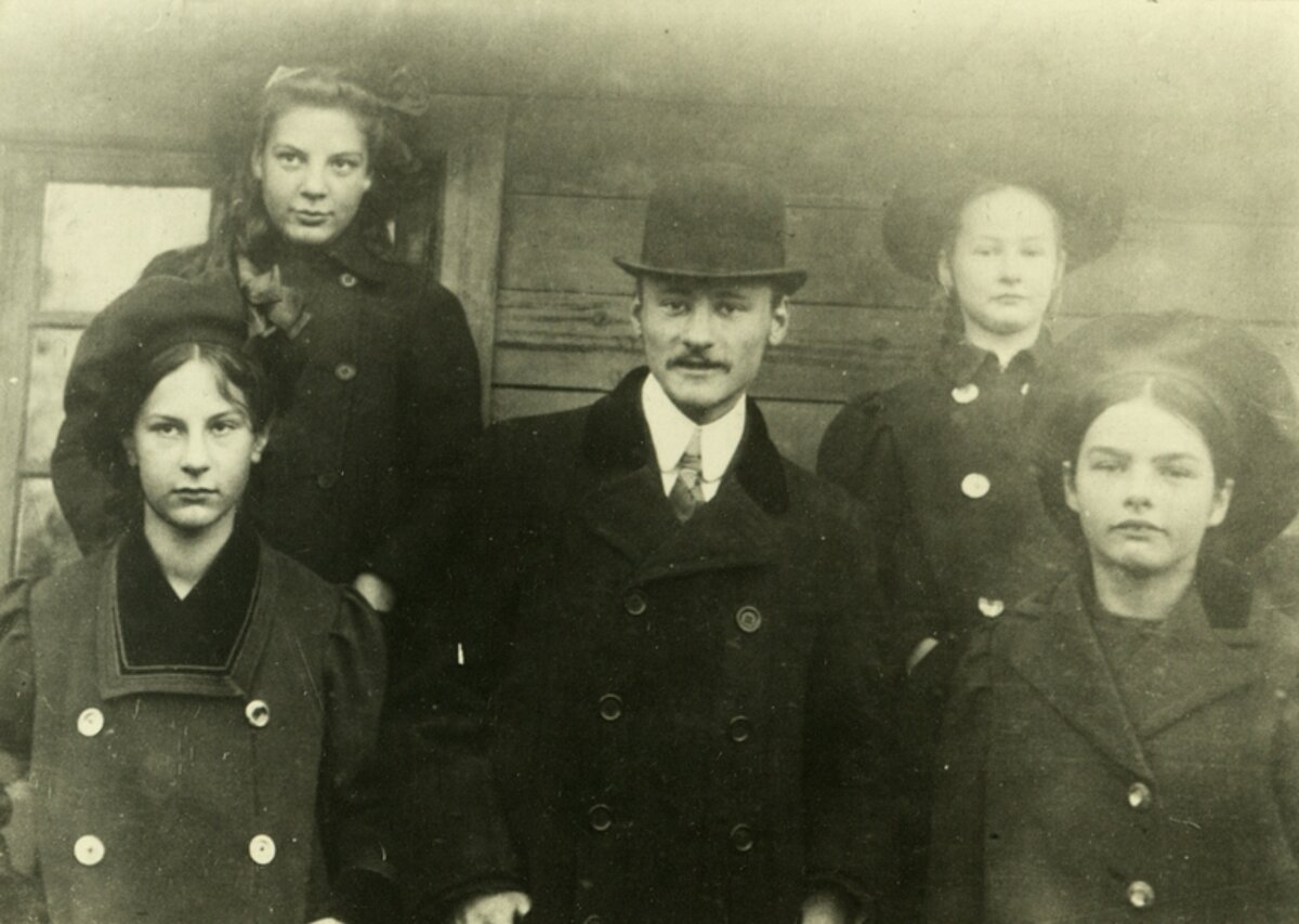 Frīdrihs Canders ar māsu Margaretu (pirmā no kreisās puses) un radiniecēm. Attēls no Latvijas Universitātes Muzeja krājuma