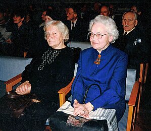 Žurnāla “Zvaigžņotā Debess” jubilejas pasākumā Latvijas Universitātē 20. gadsimta 90. gados. No kreisās: R. Saveļjeva, I. Daube. I. Vilka foto