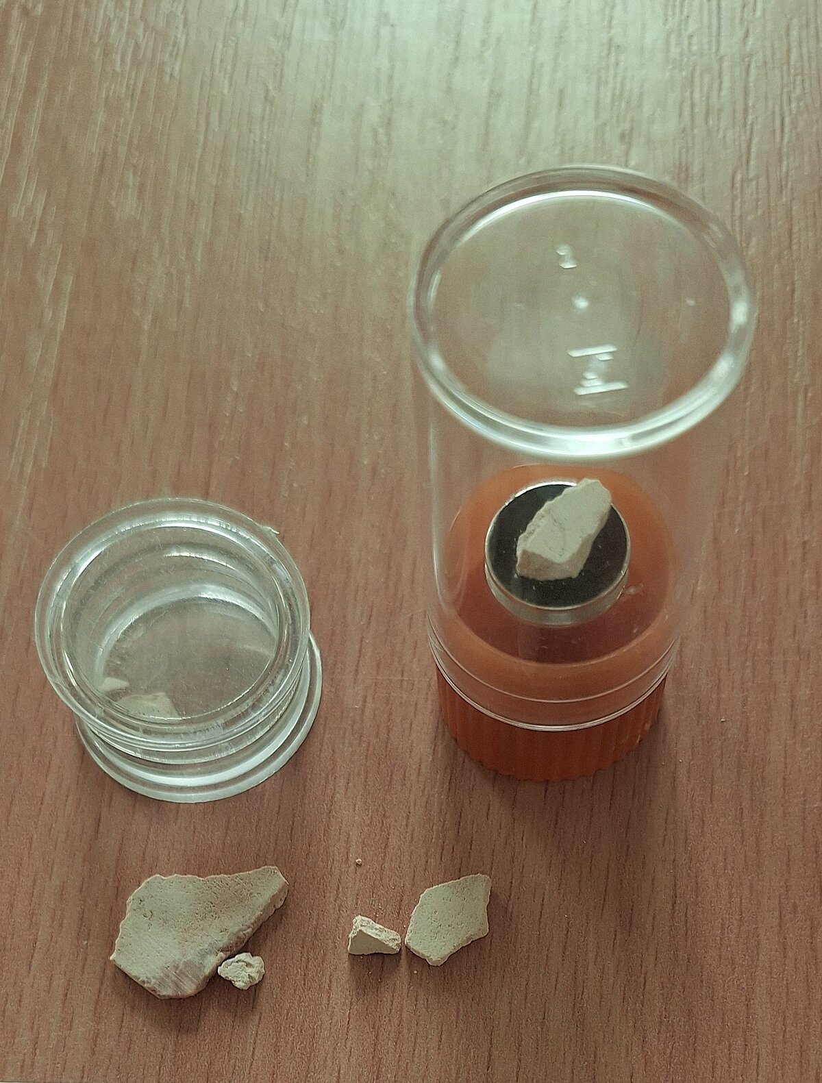 6. att. Dolomīts ar sāļu garoziņām, kas sagatavots piesārņojuma laboratorijas analīzēm. Foto V. Hodireva 6. att. Dolomīts ar sāļu garoziņām, kas sagatavots piesārņojuma laboratorijas analīzēm. Foto V. Hodireva