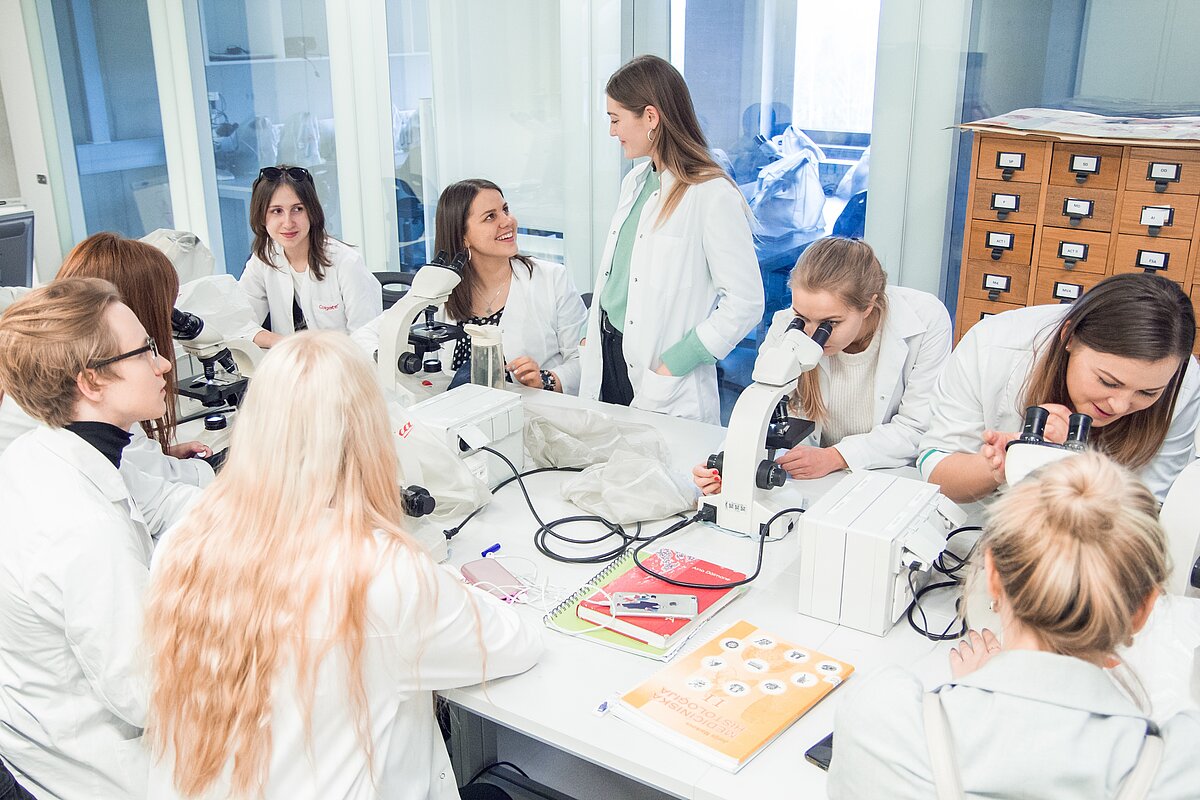 Medicīnas fakultātes studenti.© Foto: Toms Grīnbergs, Latvijas Universitātes Komunikācijas departaments