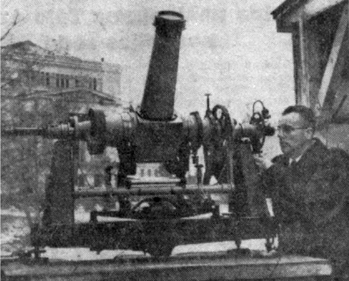 Jānis Kalnciems pie Gustav Heyde pasāžinstrumenta kanālmalas paviljonā. Padomju Jaunatne, 1949.01.08.