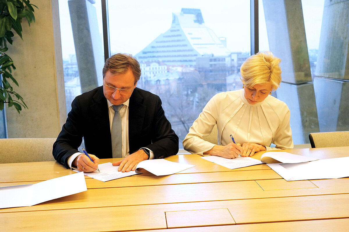 LU rektors profesors Gundars Bērziņš un izglītības un zinātnes ministre Anda Čakša paraksta līgumu par institucionālā finansējuma ieviešanu.
Foto: Māris Vēveris, LU LU rektors profesors Gundars Bērziņš un ministre Anda Čakša