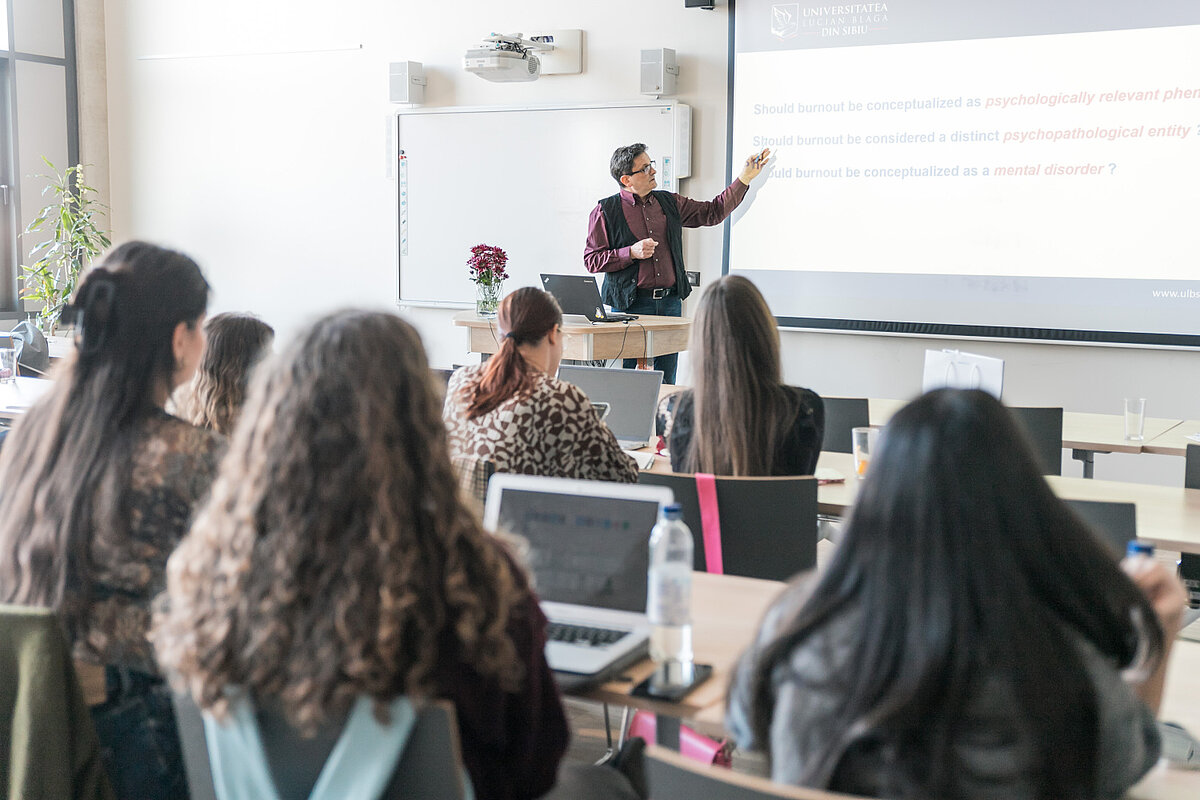 Pasākums "Cilvēkfaktors un ergonomika efektīvā un veselīgā mācību un darba vidē". Foto: Toms Grīnbergs, LU Komunikācijas departaments Prezentācija un auditorija