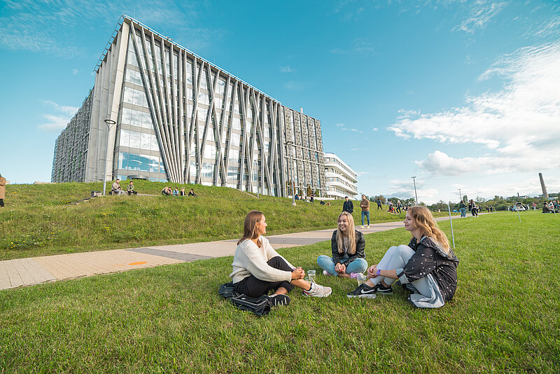 LU studenti vidēji aizņemas mazāku studiju kredītu summu nekā citu Latvijas augstskolu studējošie