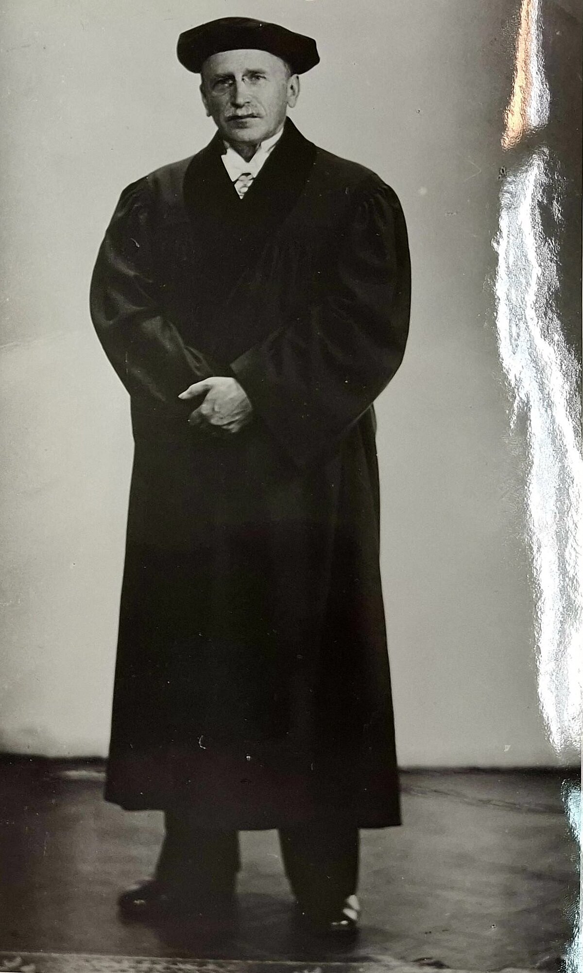 Latvijas Universitātes mācībspēku talārs un galvassega, 1939. Foto: LNA-LVVA, 7427-6-215, 392b Latvijas Universitātes mācībspēku talārs un galvassega, 1939. Foto: LNA-LVVA, 7427-6-215, 392b