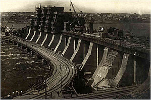 Dņepras hidroelektrostacijas būvniecība, ap 1930. gadu. Суспільне надбання (Public Domain)