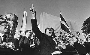 Eduards Berklavs manifestācijā Daugavmalā pēc Neatkarības deklarācijas pieņemšanas. Rīga, 04.05.1990. Fotogrāfs Uldis Briedis. https://enciklopedija.lv/skirklis/40194-Eduards-Berklavs