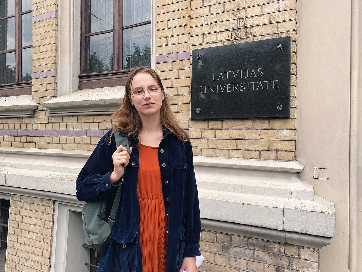 Lauma Lagzdiņa pie Latvijas Universitātes. Foto: Iveta Sazonova.