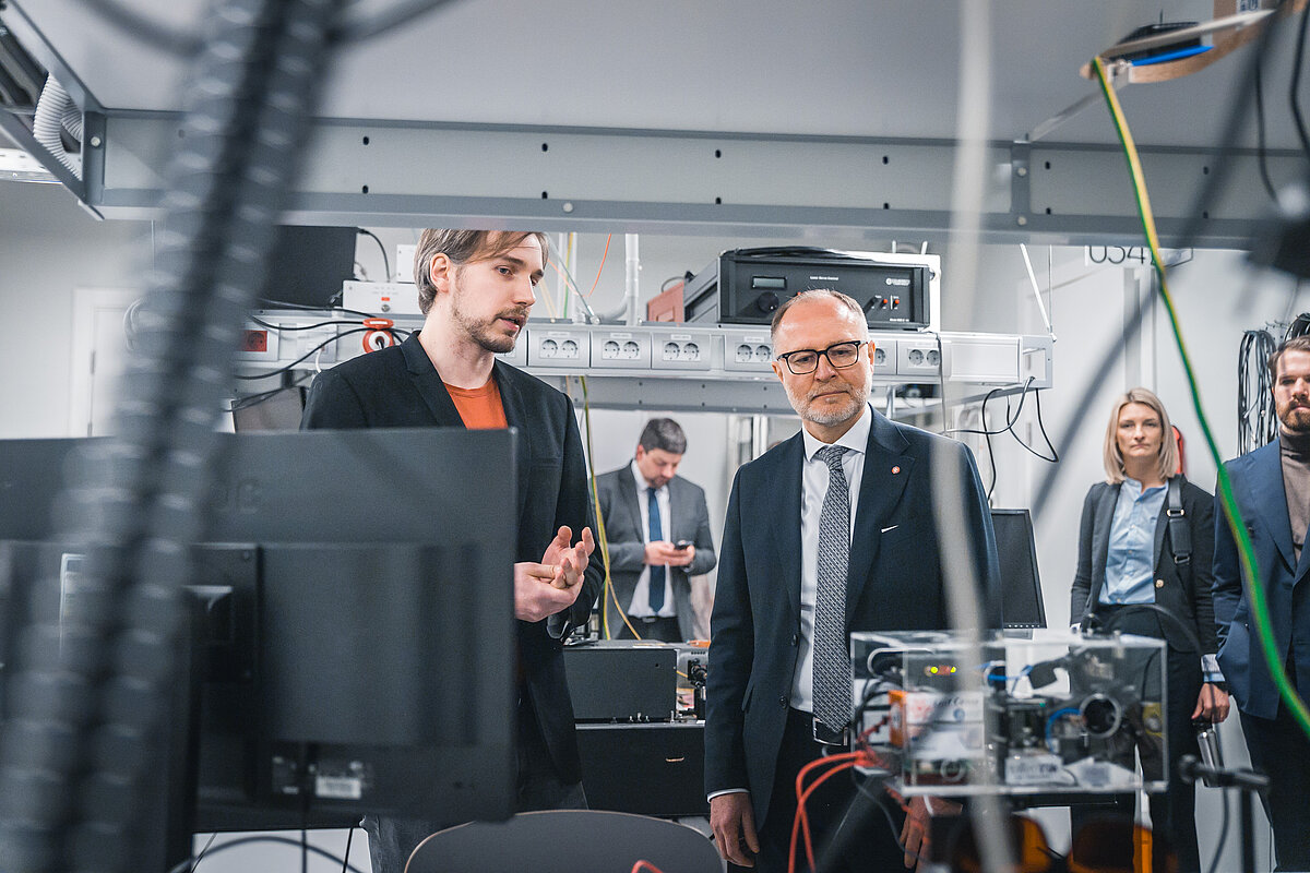 Aizsardzības ministrs Andris Sprūds viesojas Latvijas Universitātē
Foto: Toms Grīnbergs Aizsardzības ministrs Andris Sprūds apmeklē LU laboratoriju