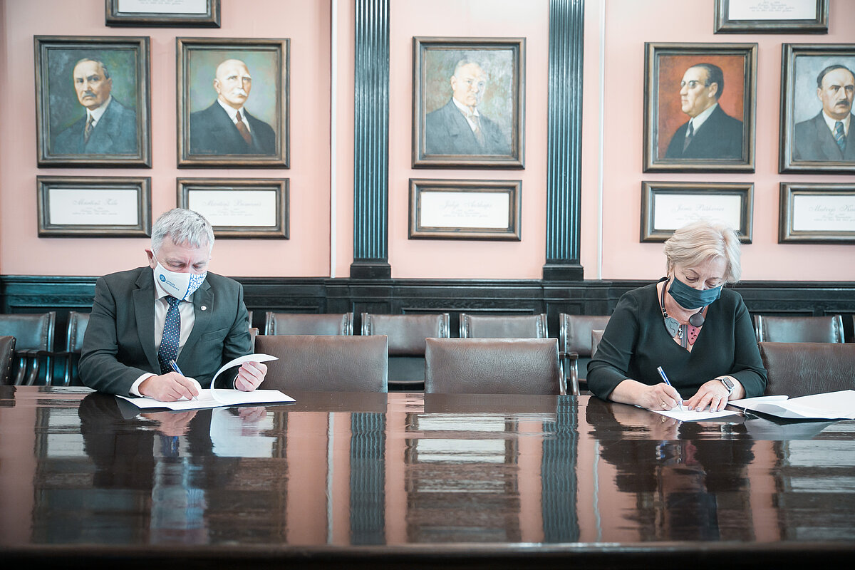 No labās: CSP priekšniece Aija Žīgure, LU rektors profesors Indriķis Muižnieks. Foto: Toms Grīnbergs