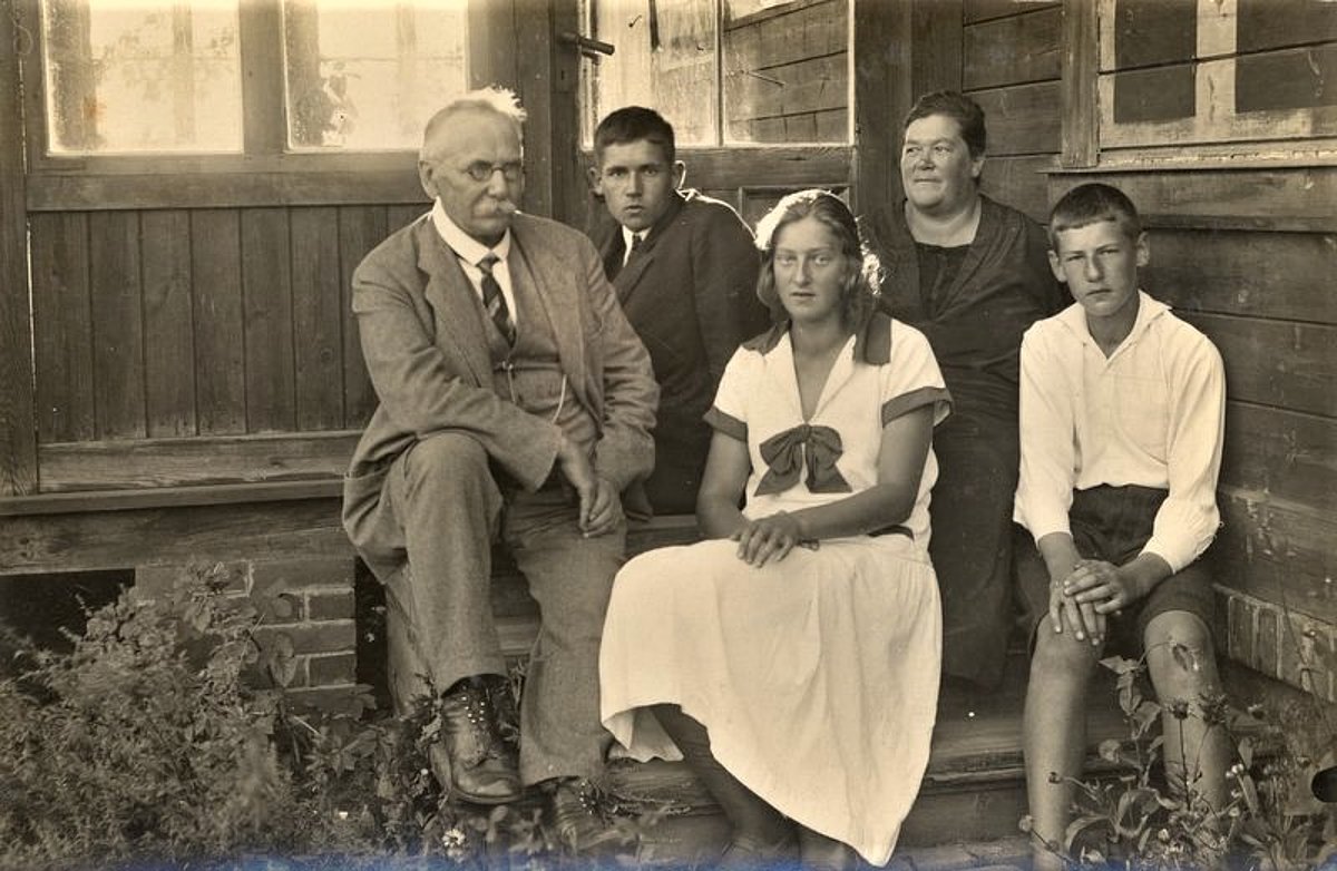 Prof. Ernests Felsbergs with family at his country house “Pipariņi” in Cēsis parish. Photo: E. Felsbergs, his children Alberts, Lūcija and Aleksandrs, spouse Ģertrūde.