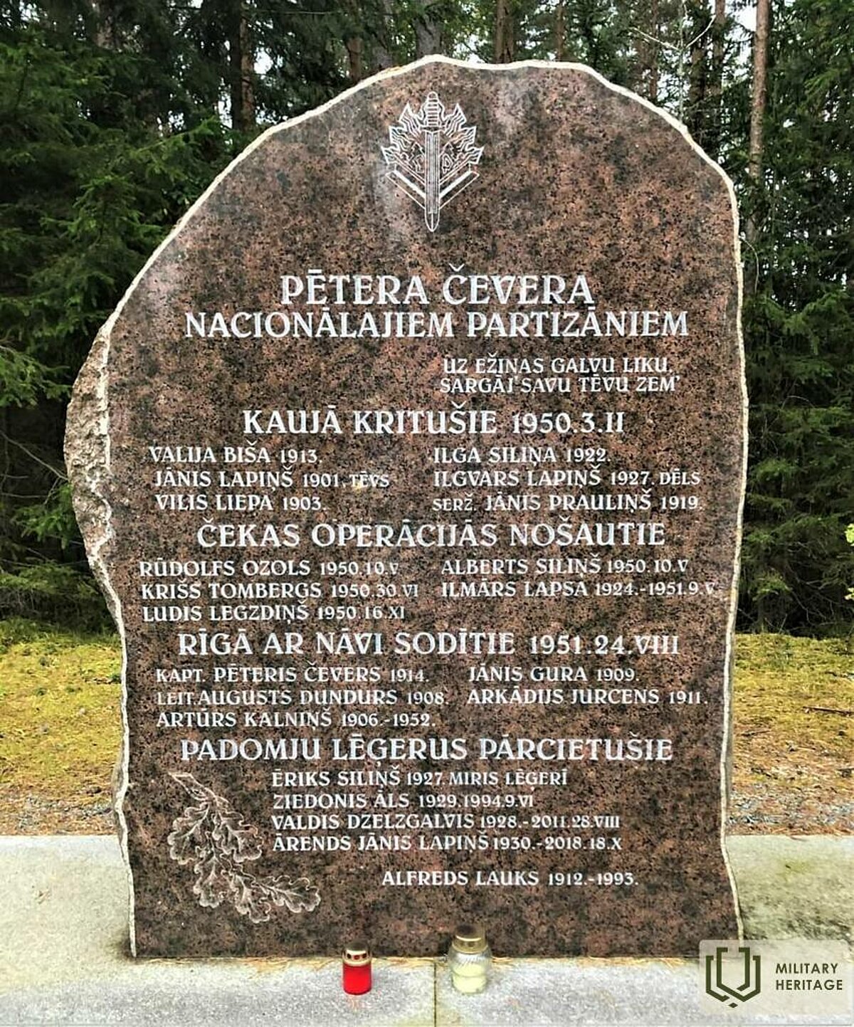 Pētera Čevera nacionālo partizānu piemiņas akmens Vadzenes mežā pie Vandzenes-Upesgrīvas ceļa. Foto: https://militaryheritagetourism.info/lv/military/stories/view/281?4