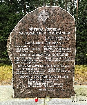 Pētera Čevera nacionālo partizānu piemiņas akmens Vadzenes mežā pie Vandzenes-Upesgrīvas ceļa. Foto: https://militaryheritagetourism.info/lv/military/stories/view/281?4