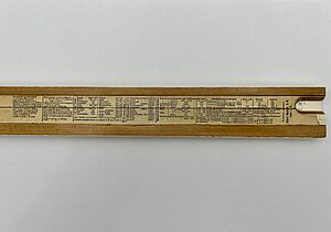 Friča Gulbja logarimiskā lineāla aizmugures labā puse, LU Muzeja LU vēstures kolekcijas, LU Personību apakškolekcija, inv. Nr. LUV7599