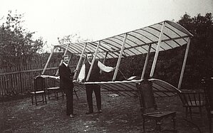 Frīdrihs Canders un Aleksandrs Bertels pie planiera Canderu mājas dārzā. Attēls no Latvijas Universitātes Muzeja krājuma