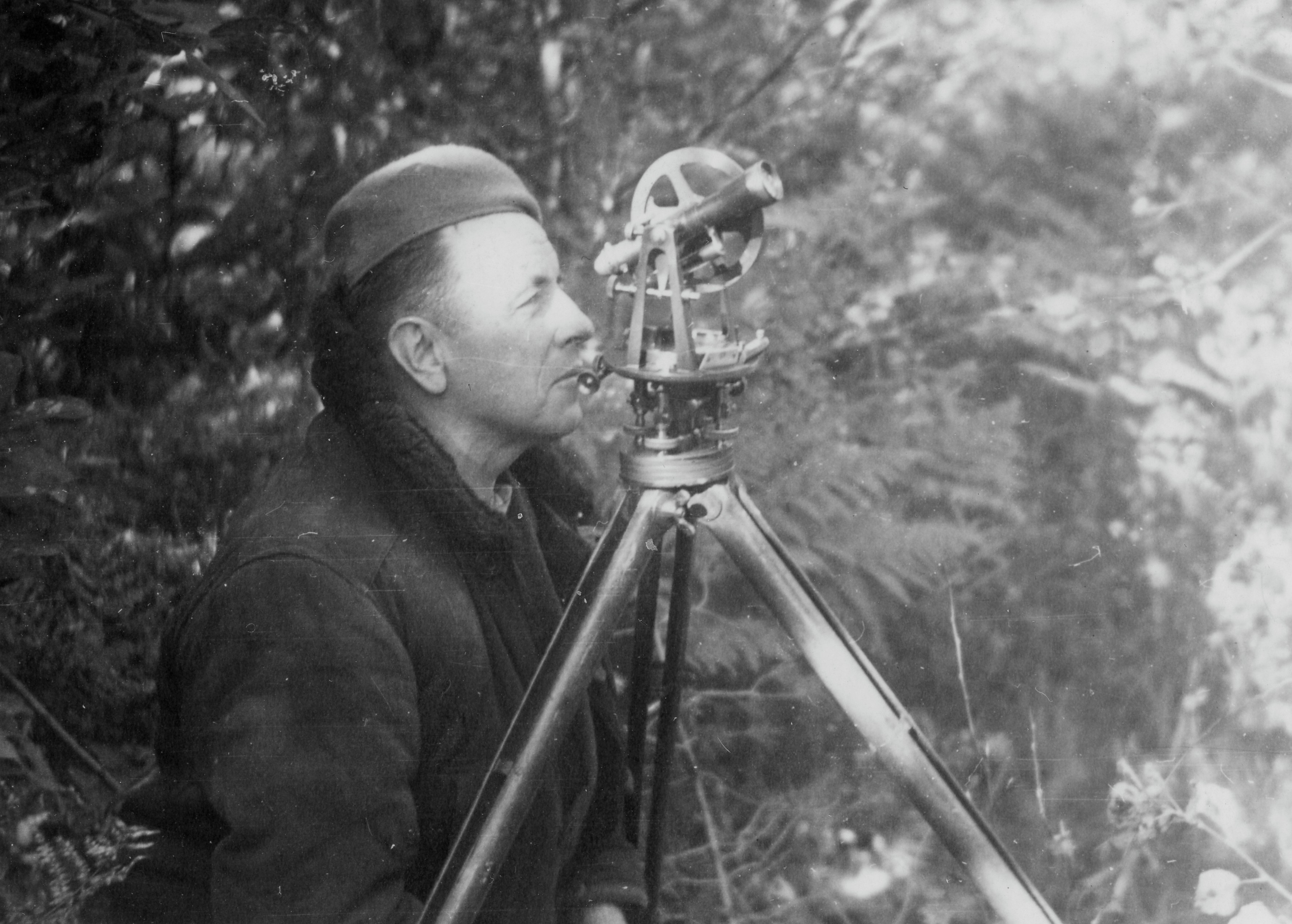 Kārlis Šteins mēra vēja ietekmi, 1962. Foto: LU Muzeja krājums