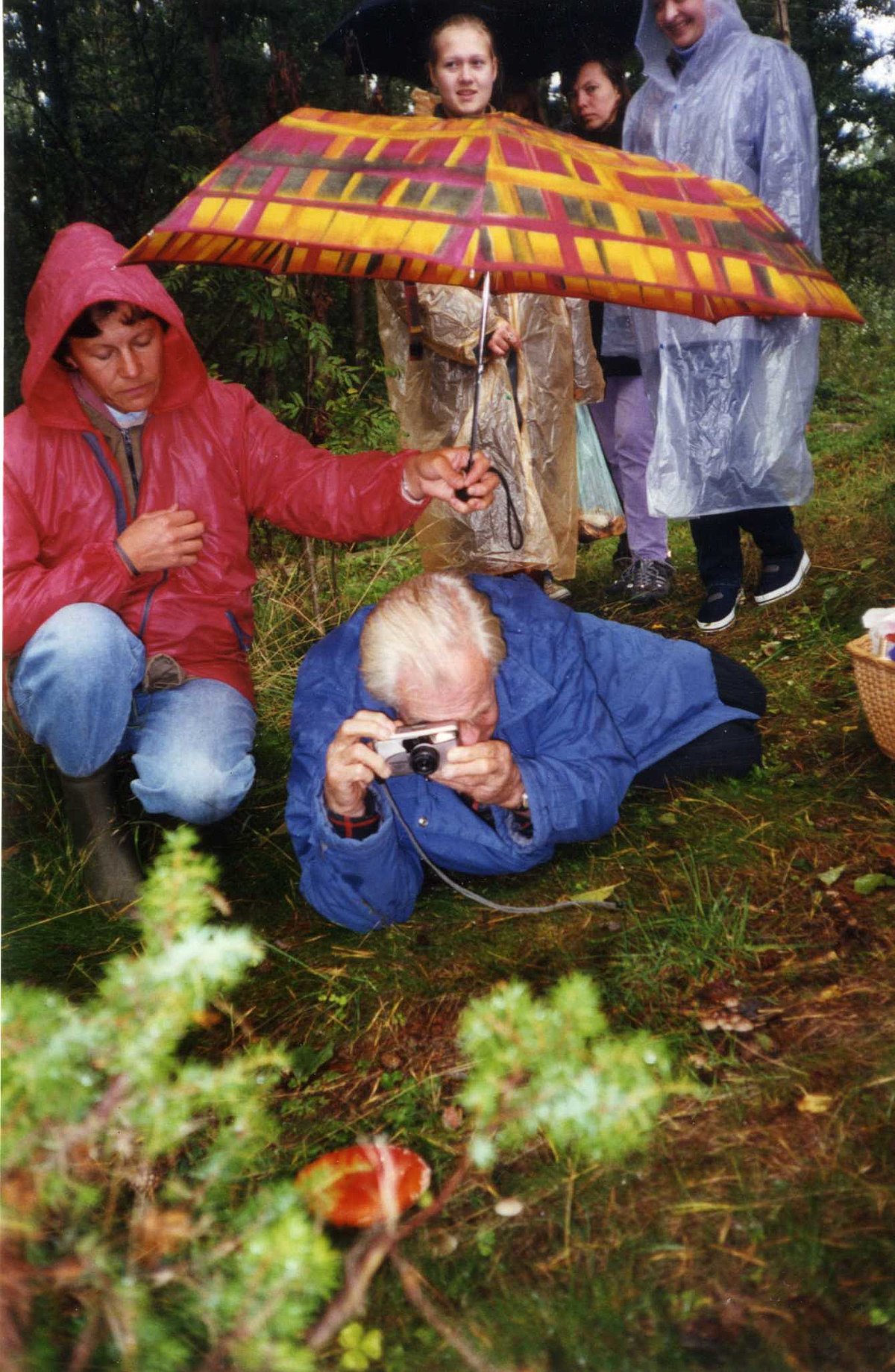 E.Vimba sēņu foto uzņemšanas laikā 2001.gada 14. septembrī. Lietussargu tur Brigita Laime un aiz tā stāv Iluta Dauškane. Foto: LU Muzeja krājums E.Vimba sēņu foto uzņemšanas laikā 2001.gada 14. septembrī. Lietussargu tur Brigita Laime un aiz tā stāv Iluta Dauškane. Foto: LU Muzeja krājums