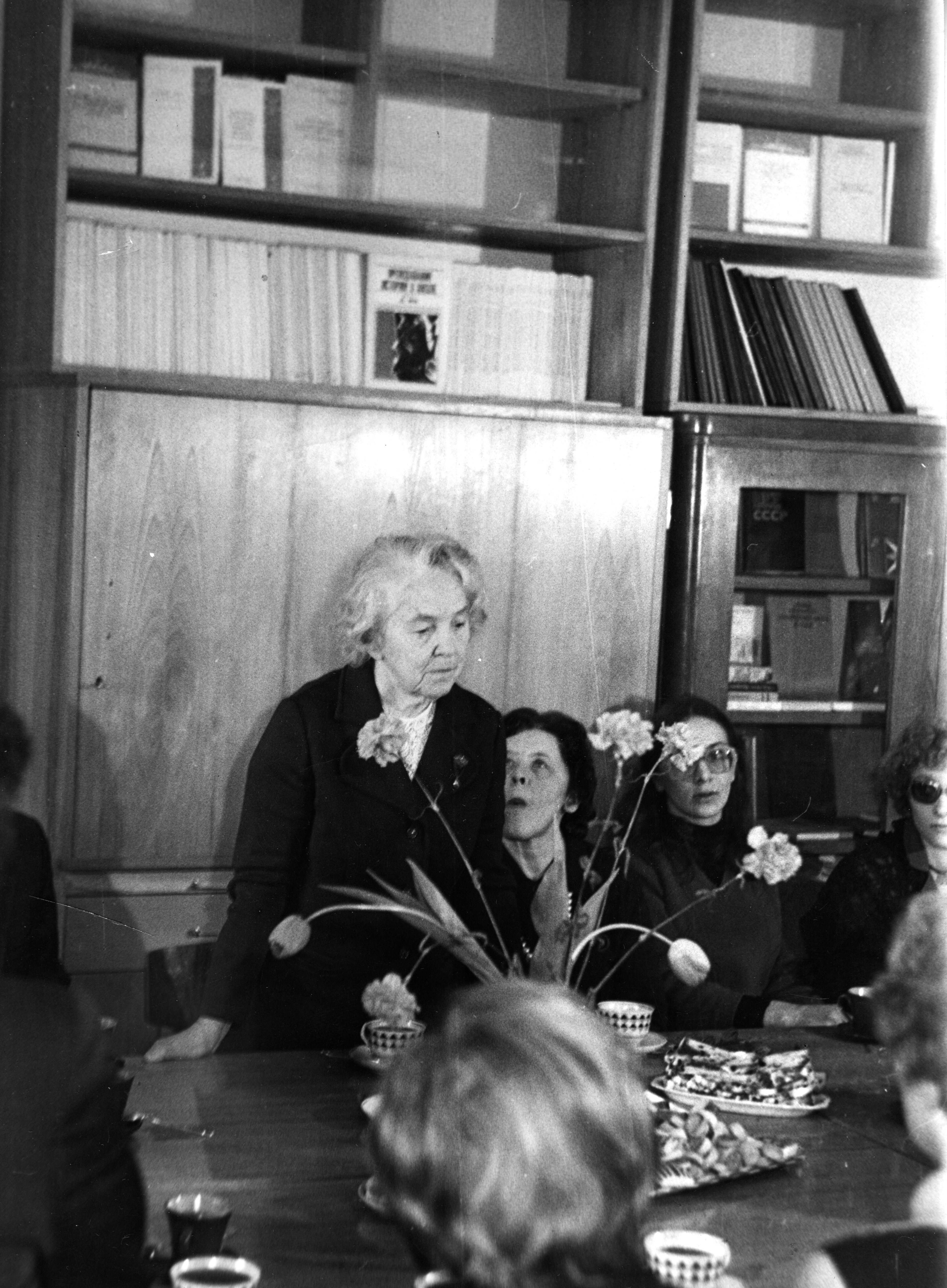 PSRS vēstures katedras 40 gadu jubilejas sēde. Atmiņas par darbu stāsta 1. katedras vadītāja docente Jekaterina Ripa. 1981. gada 12. februāris. Foto no LU Muzeja arhīva.
