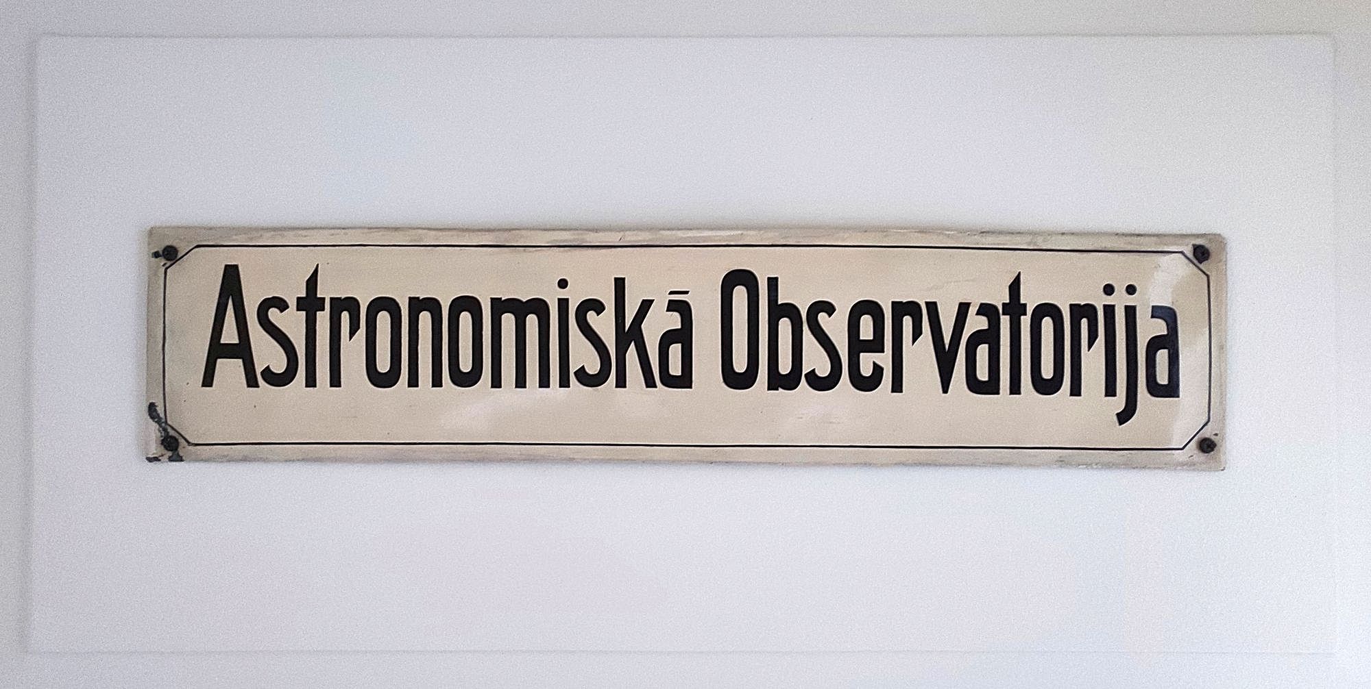 Mēneša priekšmets - durvju plāksnīte ar uzrakstu "Astronomiskā observatorija". Foto: Ilgonis Vilks