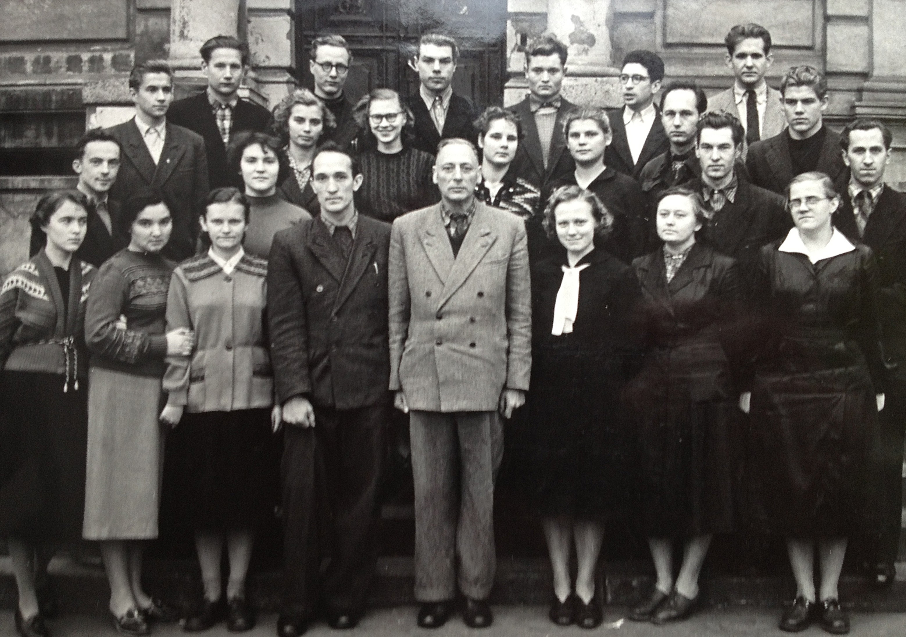 Zemes mākslīgo pavadoņu novērotāju grupa, 1958. gads. Vidū Valerians Šmēlings. Foto: LU Muzeja arhīvs