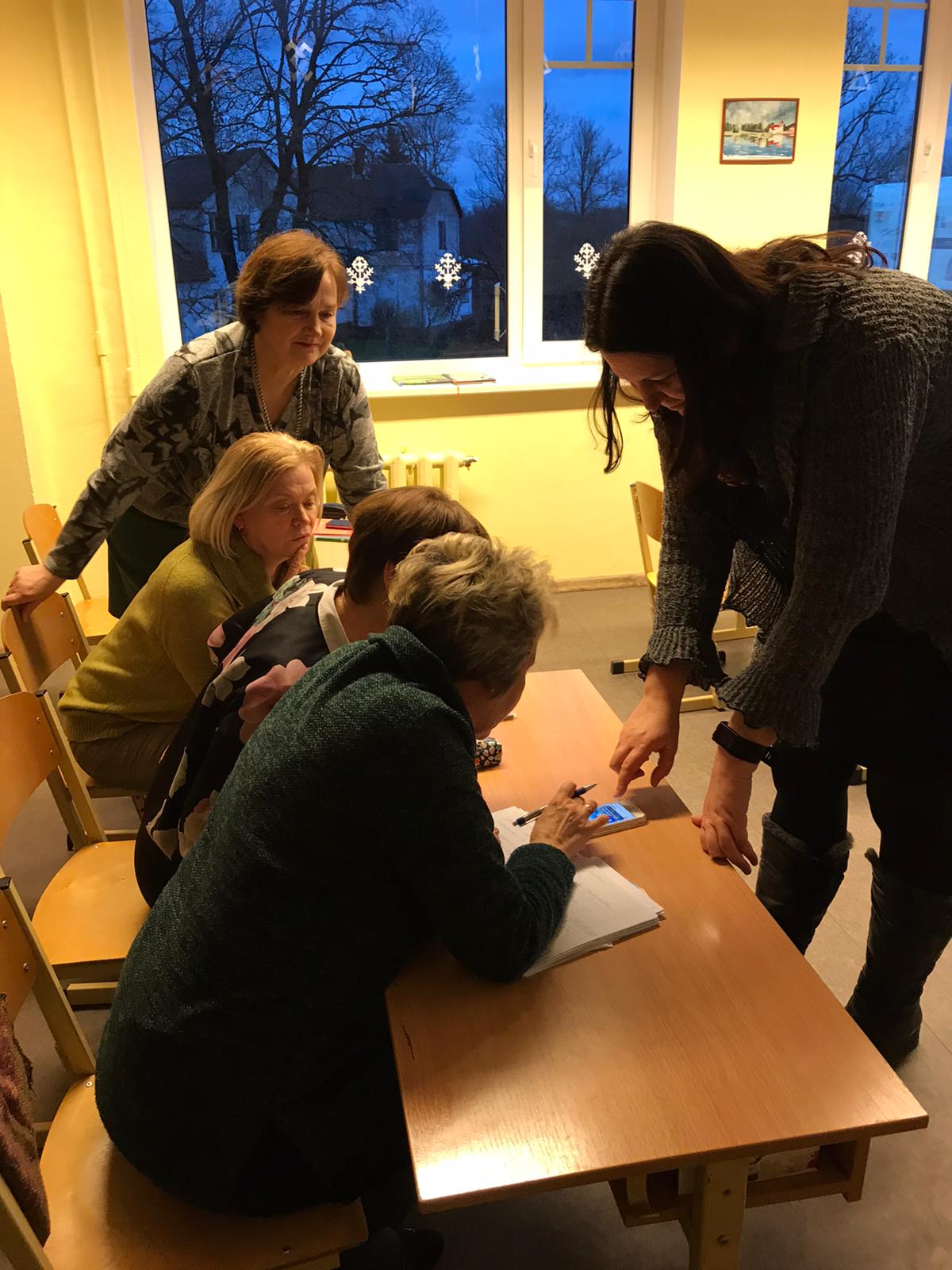 Alsungas vidusskolas skolotāji apgūst tehnoloģijas izmantošanas iespējas mācību procesā stažieres Daigas Kalniņas vadībā. Foto: LU arhīvs.